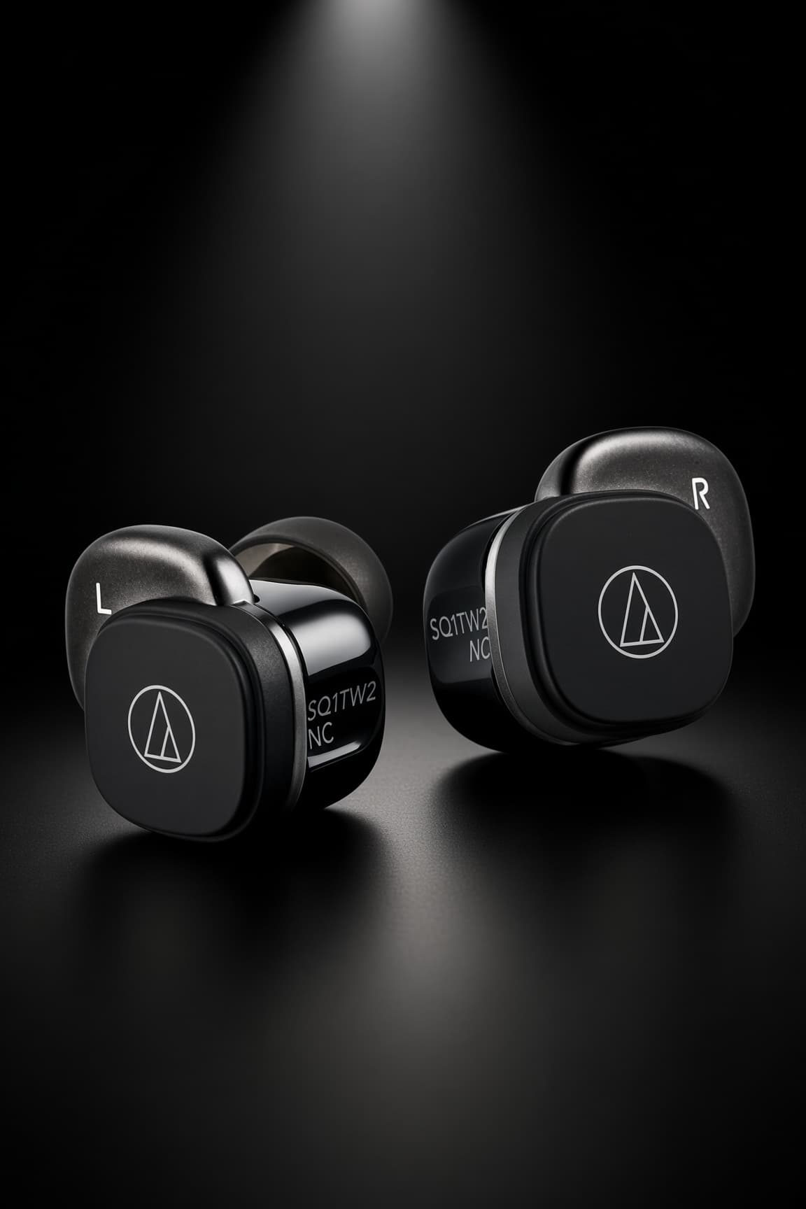 黒いaudio-technica ATH-SQ1TW2NCの完全ワイヤレスイヤホンと充電ケース